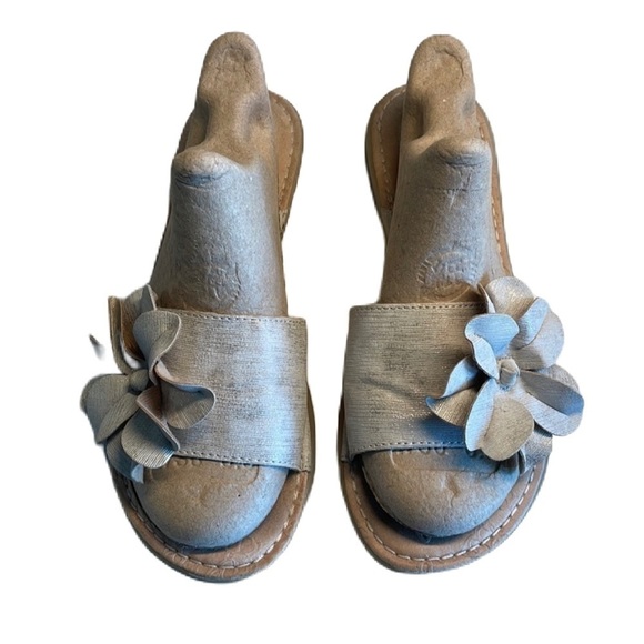 Sz8 BOC Tan wide strap flat sandals with a flower embellishment EUC - Picture 4 of 10